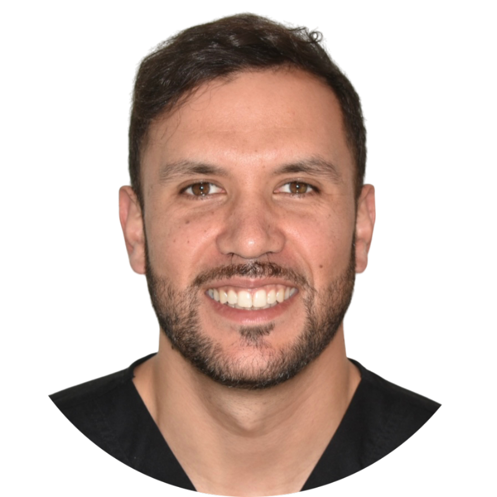 hombre_sonriendo_delantal_ortodoncista